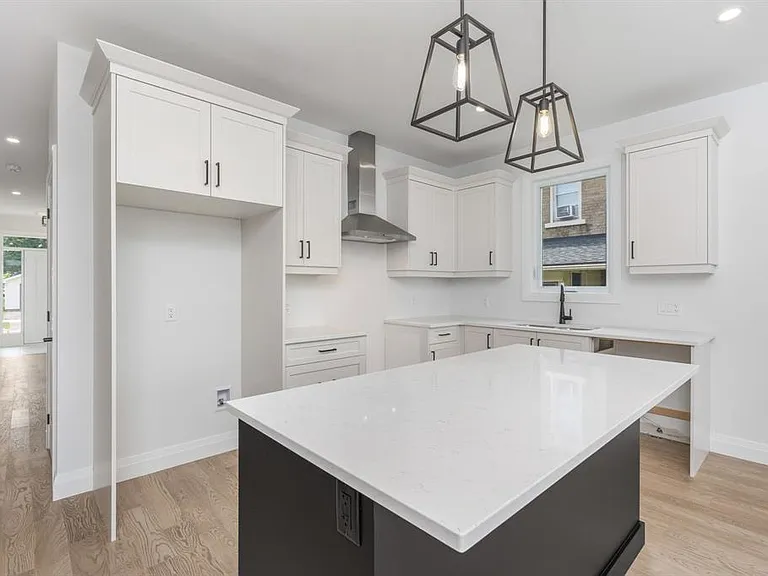 397 Victoria St — Photo 11