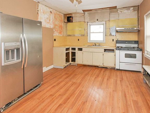 4th image of 217 N Chestnut St
