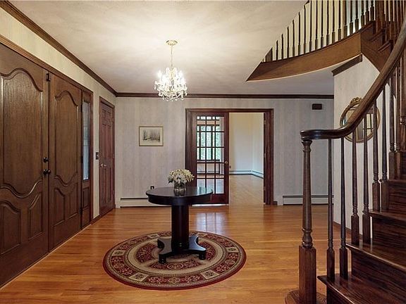 4th image of 48 Saint George Ct