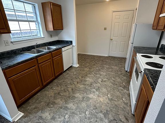 3rd image of 613 Meadow Arbor Ln