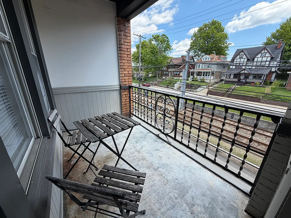 2822 Broadway Ave #3