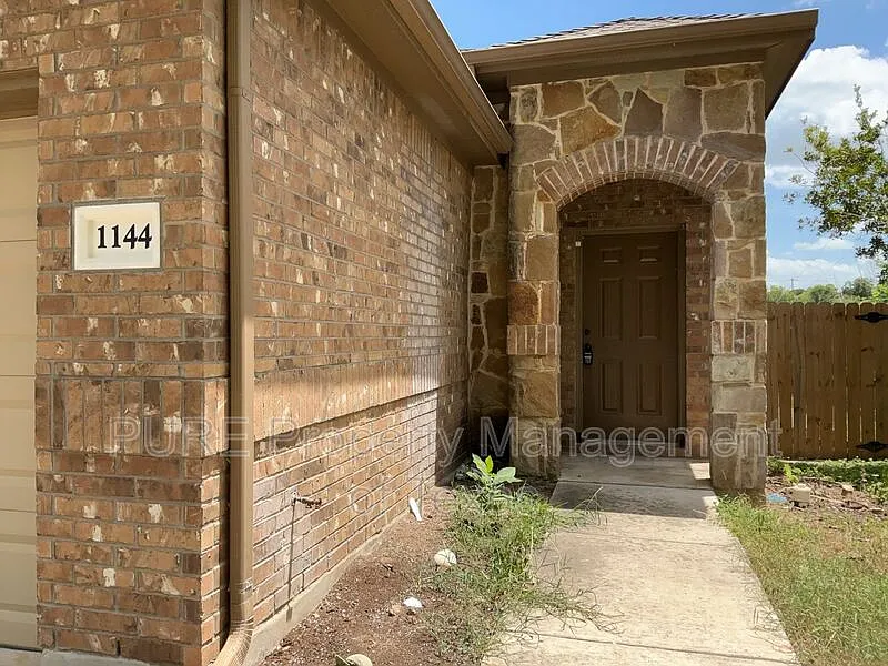 3 bed, 2.0 bath, 1252 sqft, $1,575 — Photo 2
