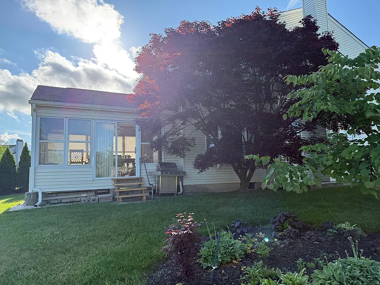 101 Jonathan Dr — Photo 2