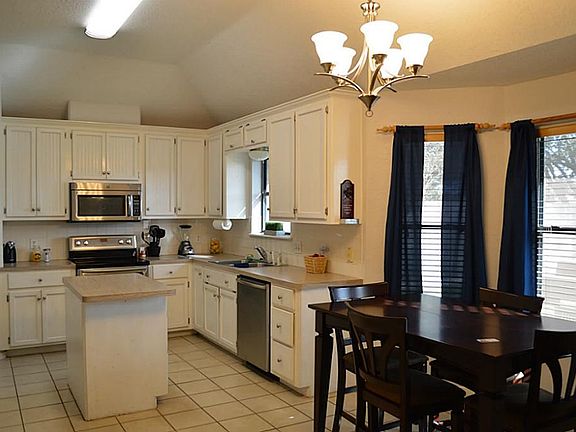 3rd image of 1022 Mockingbird Ln