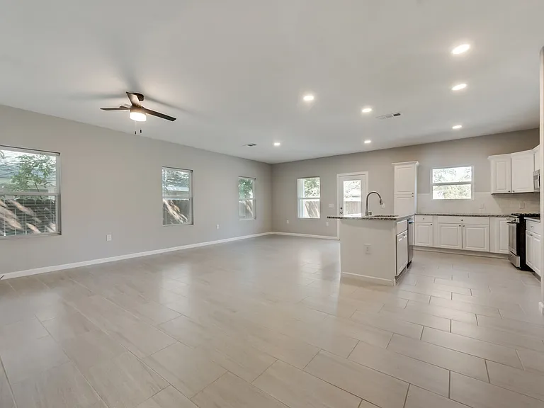 919 W Collins St — Photo 1