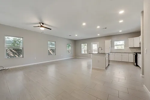 919 W Collins St Photo 1
