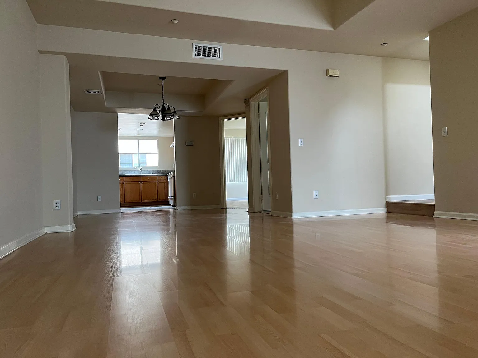 3 bed, 1800 sqft, $3,100 — Photo 3