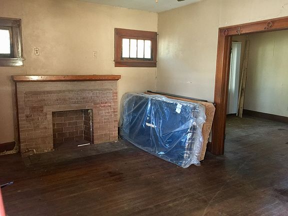 3rd image of 320 S Oak St
