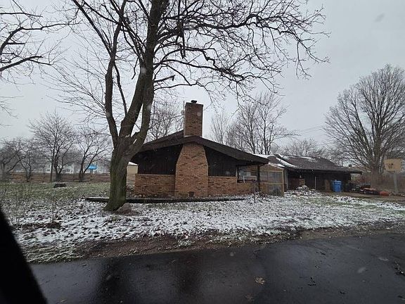3rd image of 300 W Chicago Rd