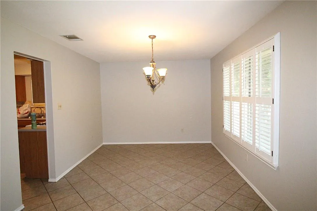 3 bed, 2.0 bath, 1776 sqft, $2,000 — Photo 3