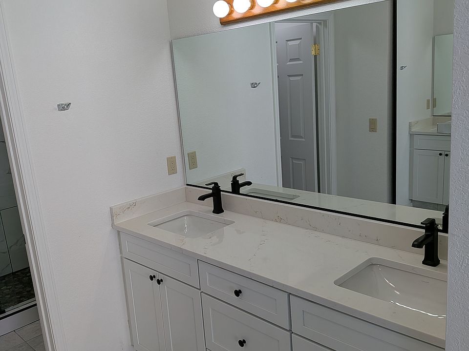 1st image of 985 Bluebell Way