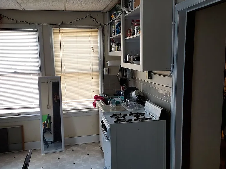 504 W Elm St — Photo 3