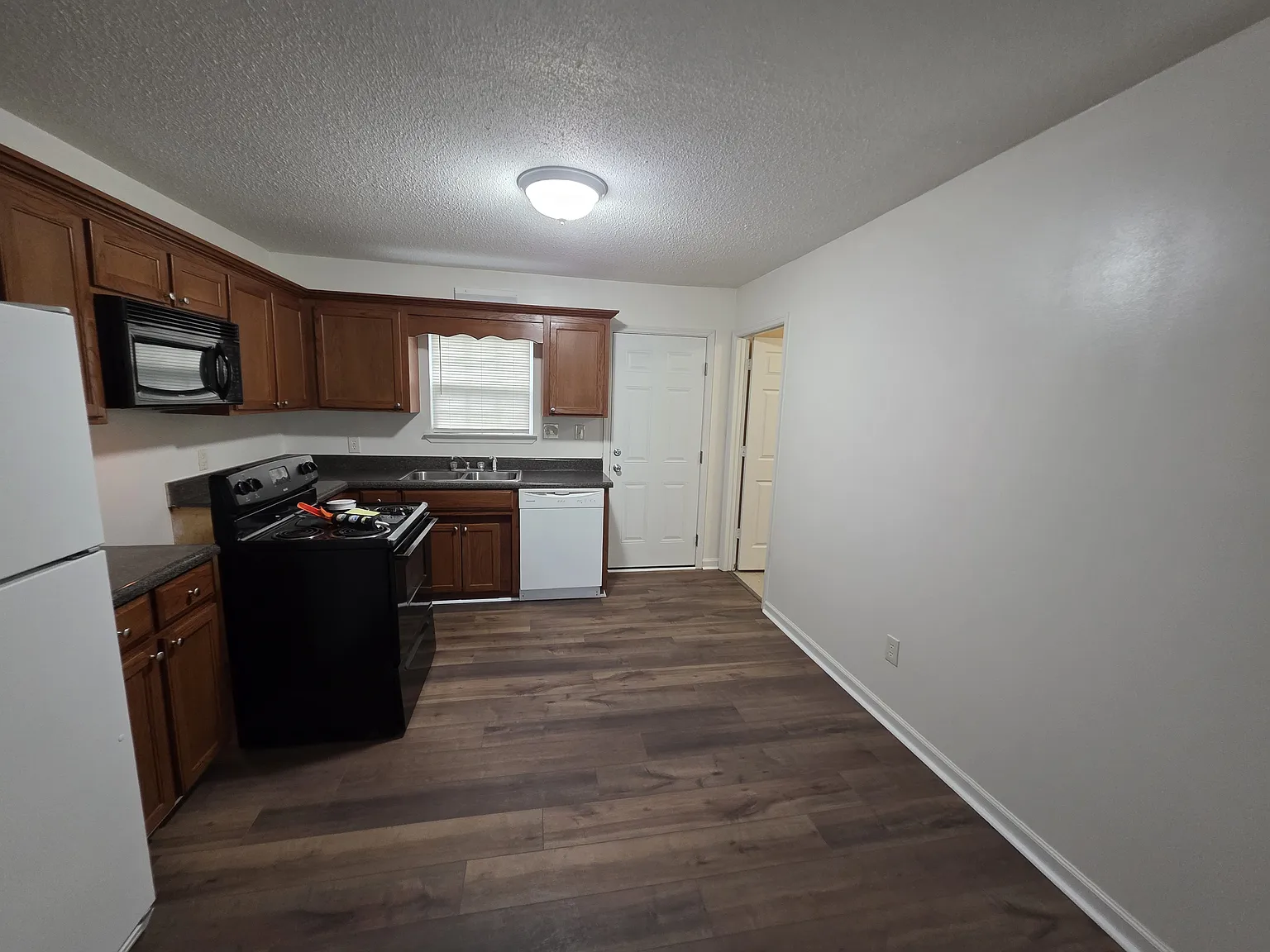 2 bed, 1000 sqft, $900 — Photo 3