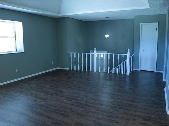 3rd image of 307 NW Highland Ln