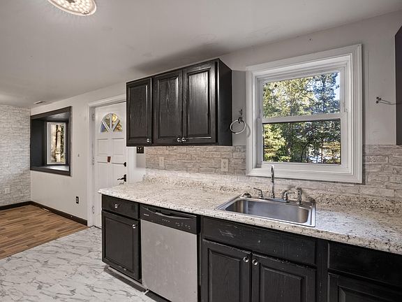 5th image of 596 N Lakeshore Dr