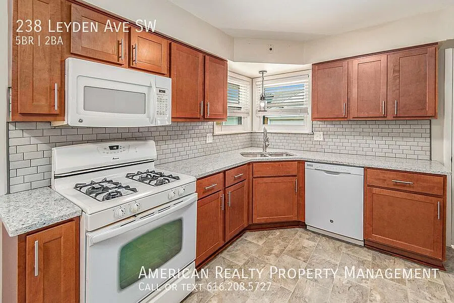 5 bed, 1900 sqft, $3,000 — Photo 4