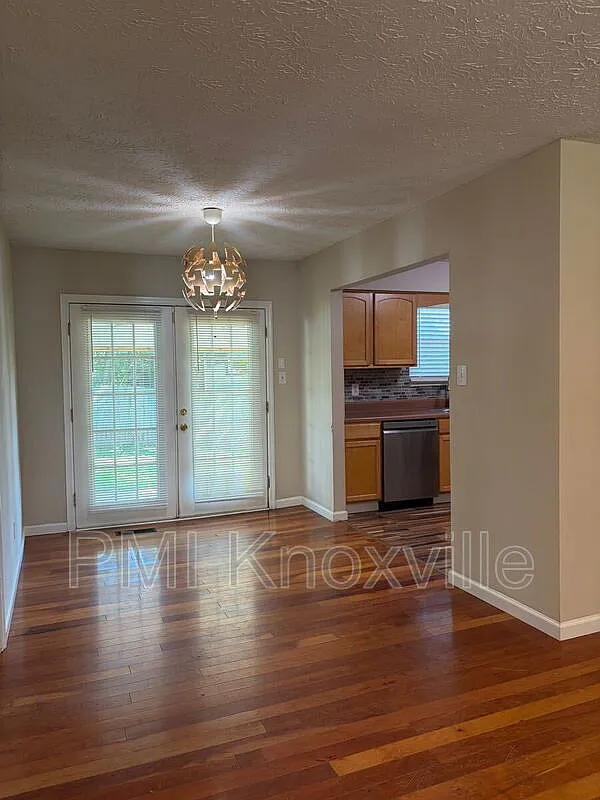 3 bed, 2.0 bath, 1440 sqft, $2,050 — Photo 3