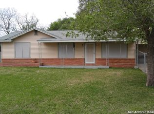 701 10th St, Floresville, TX 78114