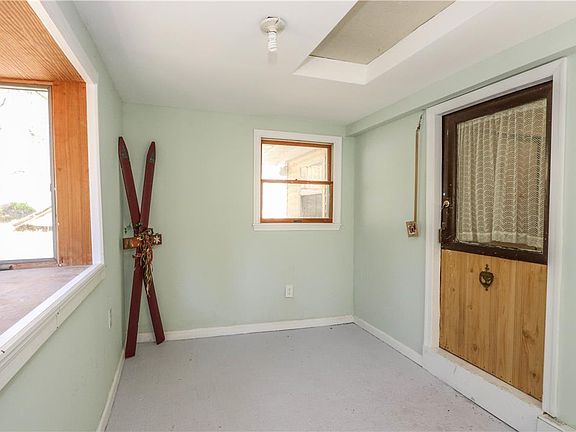 3rd image of 107 Royal Ln