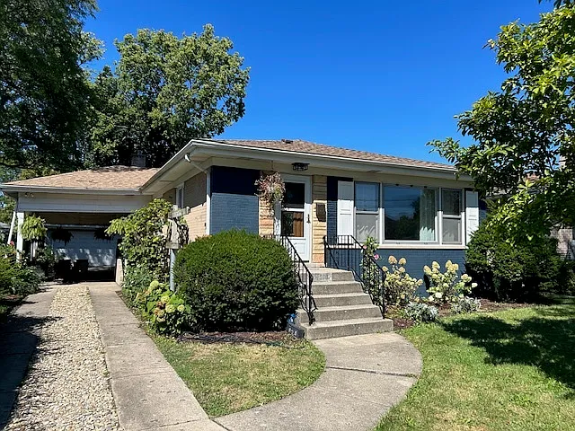 918 Glenlake Ave photo 1
