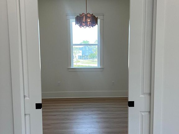 5th image of 114 Basswood Dr