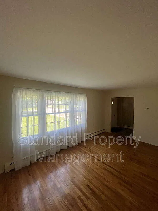 4 bed, 1.5 bath, 1921 sqft, $2,700 — Photo 4
