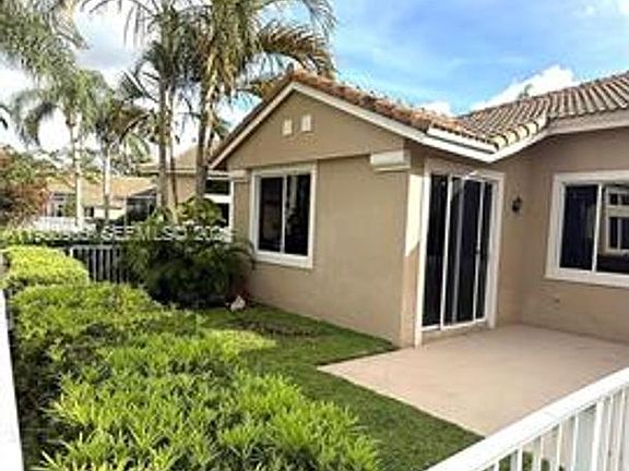 4th image of 15825 SW 11th St #Townhouse 15825