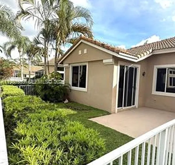 15825 SW 11th St #Townhouse 15825 — Photo 4