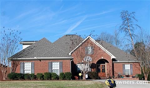 Large family home in Forest Glen!