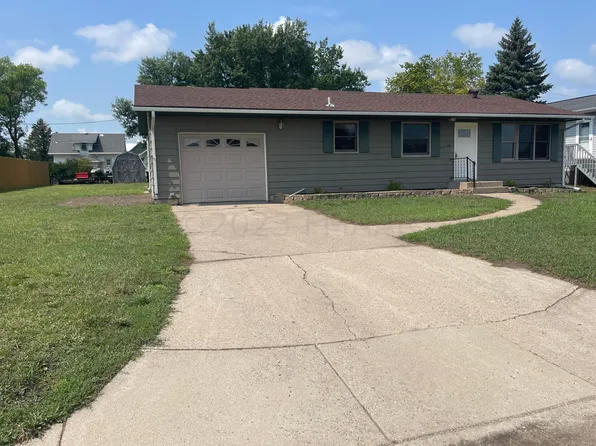 1108 Elm St, Lisbon, ND 58054