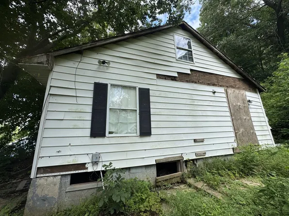 41 Armour Rd, Nitro, WV 25143