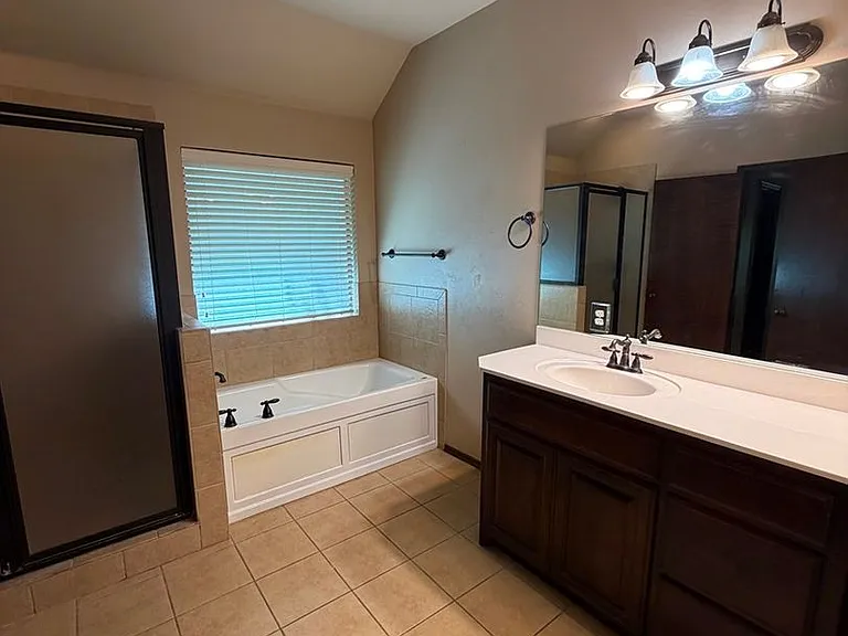 1060 Lost Oak Dr — Photo 14