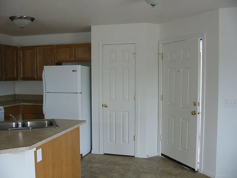 Ellendale Manor Apartments — Photo 15
