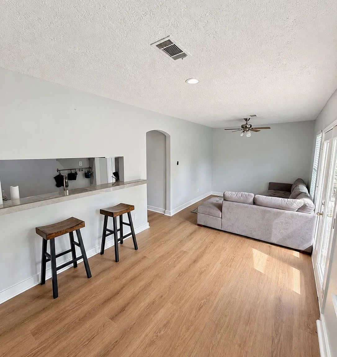 2 bed, 1.0 bath, 2220 sqft, $1,600 — Photo 3