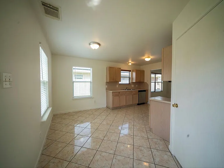 9519 Deep Valley Dr — Photo 10
