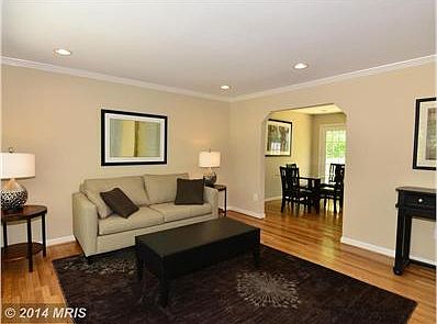 LIVING ROOM FACINF DINING ROOM