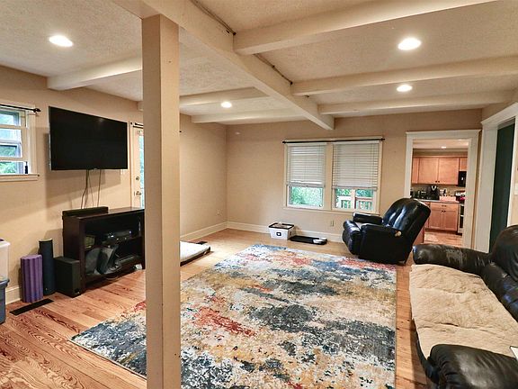 4th image of 304 Eakin St
