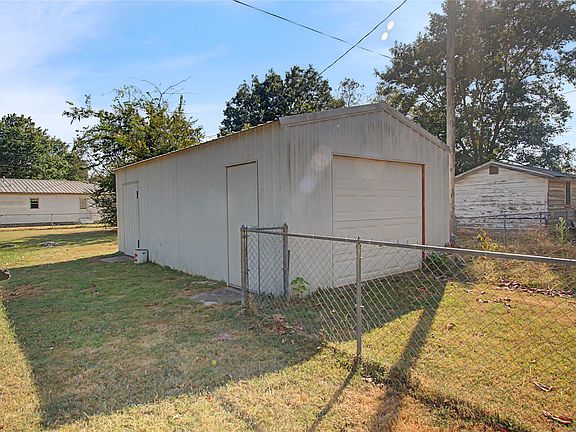 3rd image of 820 W Jefferson Ave