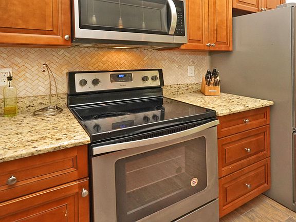 4th image of 1054 Barclay Dr