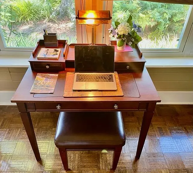 Pleasantly lit work
station with garden view.