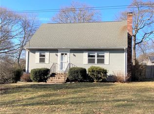 13 Crestwood Dr, Narragansett, RI 02882