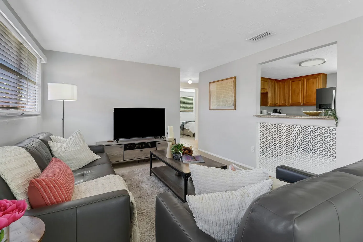 2 bed, 1.0 bath, $6,024 — Photo 3