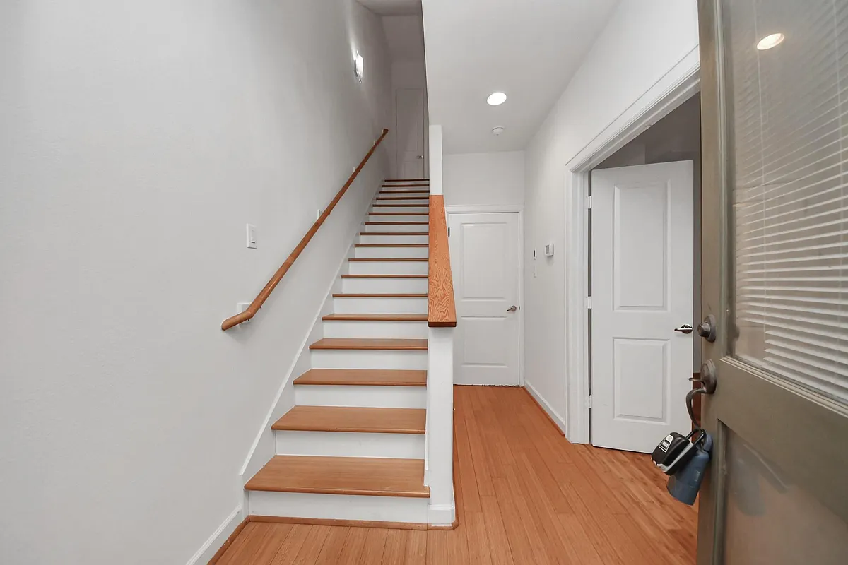 Building Photo - 1403 Delano St #6