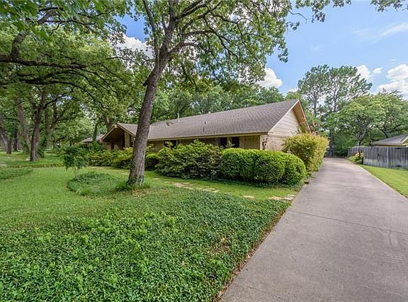 3rd image of 2104 Pembrooke Pl