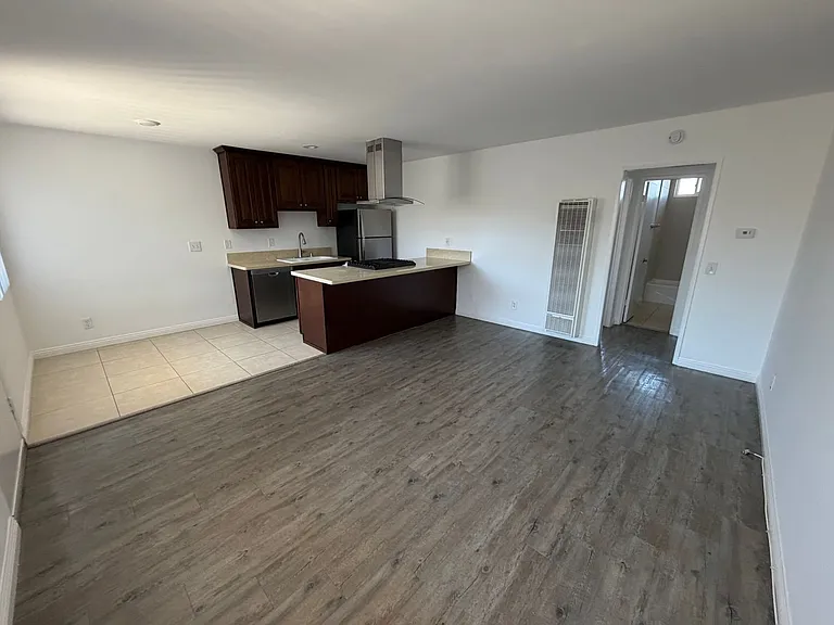 2210 Vanderbilt Ln — Photo 10
