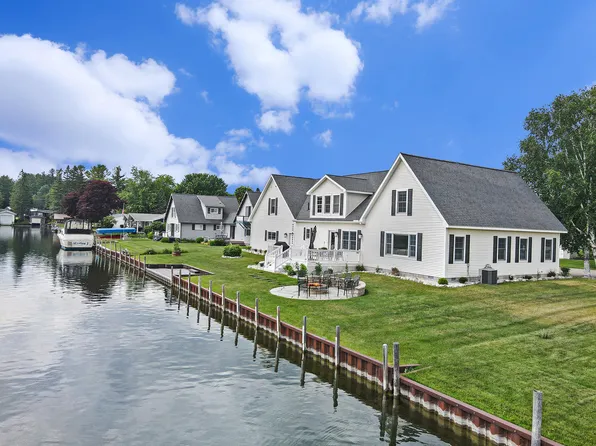 5817 Lori Ln, Indian River, MI 49749