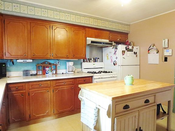 3rd image of 151 Faulknor St