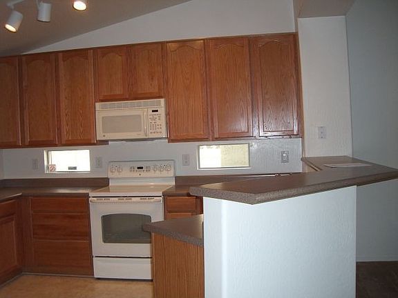 Gourmet Kitchen with all High End Appliances