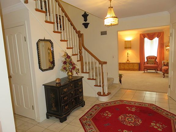 3rd image of 1118 E Clarendon St