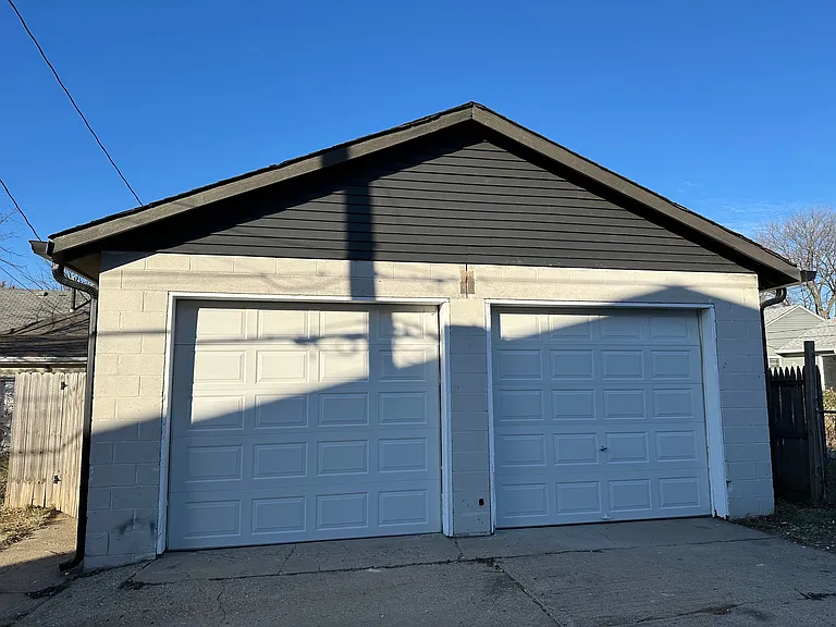 939 Albany St — Photo 17